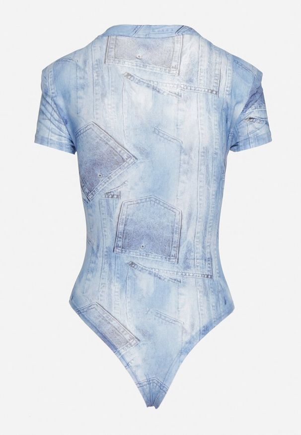 Born2be - Niebieskie Body z Usztywnionymi Miseczkami z Krótkim Rękawem i Ozdobnym Nadrukiem Imitującym Jeans Aradila. Okazja: na co dzień. Kolor: niebieski. Materiał: jeans. Długość rękawa: krótki rękaw. Długość: krótkie. Wzór: nadruk. Styl: casual, elegancki