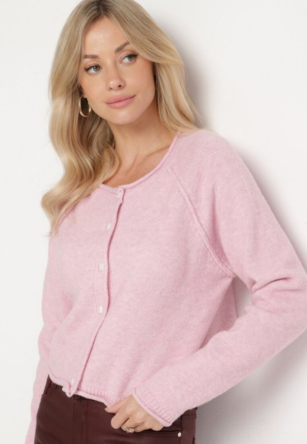 Born2be - Różowy Klasyczny Kardigan z Wełną Zapinany na Guziki Inadira. Okazja: na co dzień, na spotkanie biznesowe. Kolor: różowy. Materiał: wełna. Styl: klasyczny