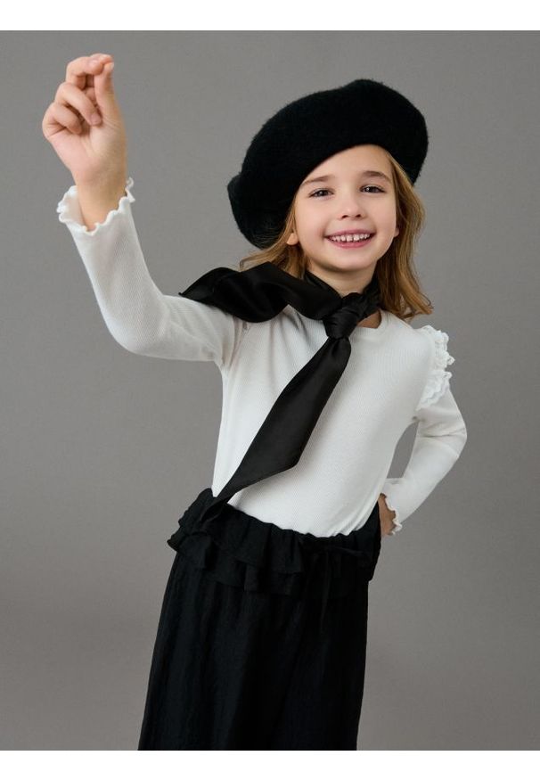 Sinsay - Prążkowana koszulka z falbankami - biały. Typ kołnierza: kołnierz z falbankami. Kolor: biały. Materiał: prążkowany