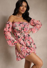 Renee - Czarna Sukienka Hiszpanka z Wiskozy w Kwiaty z Paskiem i Falbanami Zelmoi. Okazja: na randkę, na co dzień. Typ kołnierza: dekolt hiszpanka. Kolor: czarny. Materiał: wiskoza. Wzór: kwiaty. Sezon: lato. Styl: casual #5