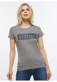 Mustang - MUSTANG ALINA C LOGO TEE DAMSKI T-SHIRT KOSZULKA LOGO LIGHT GREY MELANGE 1013220 4141. Okazja: do pracy, na co dzień. Materiał: bawełna, jeans, skóra. Długość: długie. Styl: casual, elegancki #1