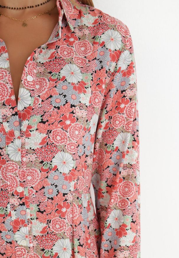 Born2be - Różowo-Czerwona Sukienka Koszulowa Fabillus. Okazja: na spacer. Kolor: różowy. Wzór: kwiaty. Typ sukienki: koszulowe. Materiał: tkanina. Długość rękawa: długi rękaw. Sezon: wiosna, lato. Styl: boho, klasyczny. Długość: maxi