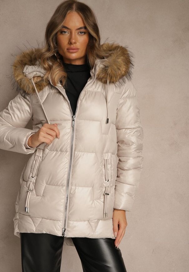 Renee - Beżowa Kurtka z Pikowanymi Przeszyciami i Kapturem z Odpinanym Futrem Galenea. Okazja: na co dzień. Kolor: beżowy. Materiał: futro. Styl: casual, elegancki