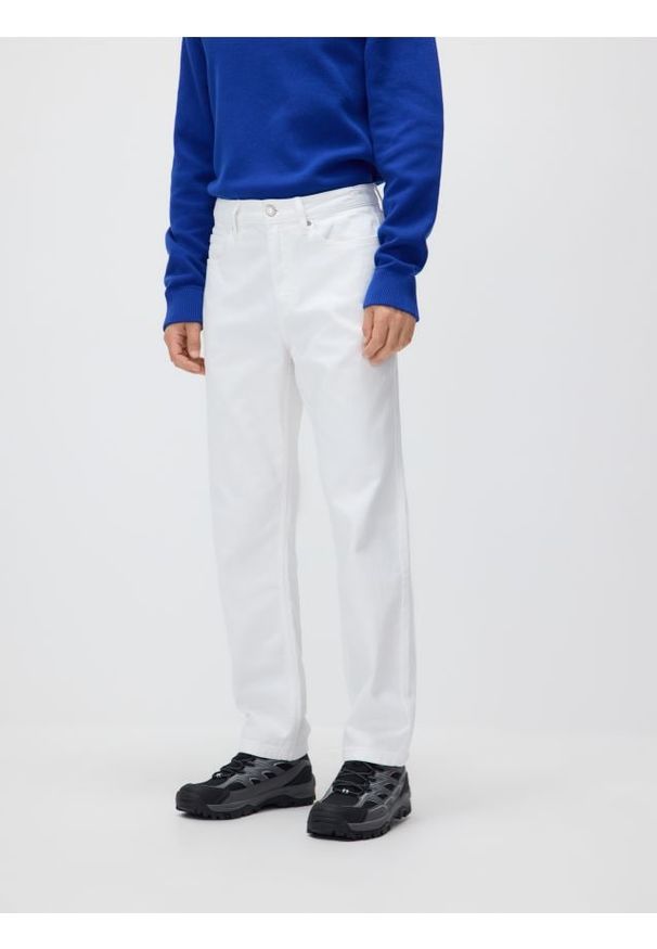 Reserved - Jeansy straight fit - biały. Kolor: biały