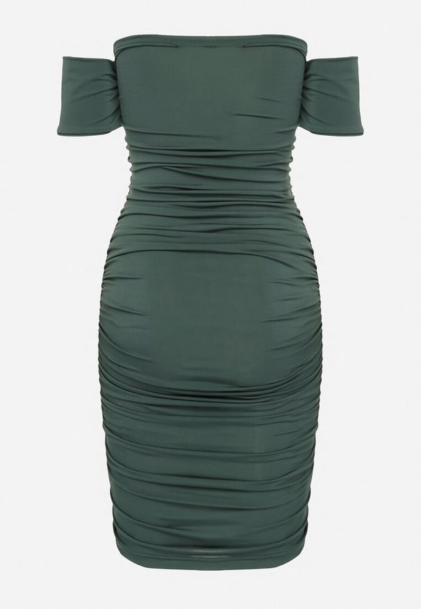 Born2be - Zielona Sukienka o Dopasowanym Kroju z Odkrytymi Ramionami i Drapowaniem Tosoria. Okazja: na co dzień. Kolor: zielony. Typ sukienki: z odkrytymi ramionami. Styl: casual