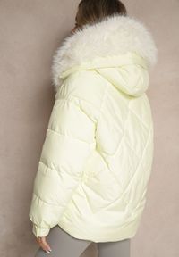 Renee - Jasnożółta Kurtka Pikowana z Kapturem i Odpinanymi Futerkowymi Wstawkami Izafera. Okazja: na co dzień. Typ kołnierza: kaptur. Kolor: żółty. Materiał: jeans. Styl: casual, elegancki #3