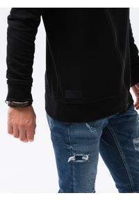 Ombre Clothing - Bluza męska Stockholm B1364 - czarna - XXL. Typ kołnierza: komin. Kolor: czarny. Materiał: bawełna, poliester, dzianina, skóra. Wzór: napisy, aplikacja #7