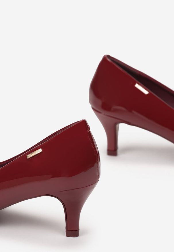 Renee - Bordowe Czółenka Ironice. Wysokość cholewki: przed kostkę. Kolor: czerwony. Materiał: lakier. Szerokość cholewki: normalna. Obcas: na obcasie. Styl: klasyczny, elegancki. Wysokość obcasa: niski