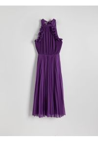 Reserved - Plisowana sukienka maxi z dekoltem halter - fioletowy. Typ kołnierza: dekolt halter. Kolor: fioletowy. Materiał: tkanina. Długość: maxi #1