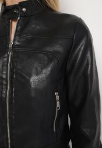 Born2be - Czarna Kurtka Ramoneska w Motocyklowym Stylu z Klamerką Terlia. Okazja: na co dzień. Kolor: czarny. Materiał: poliester, jeans. Styl: casual, klasyczny #7