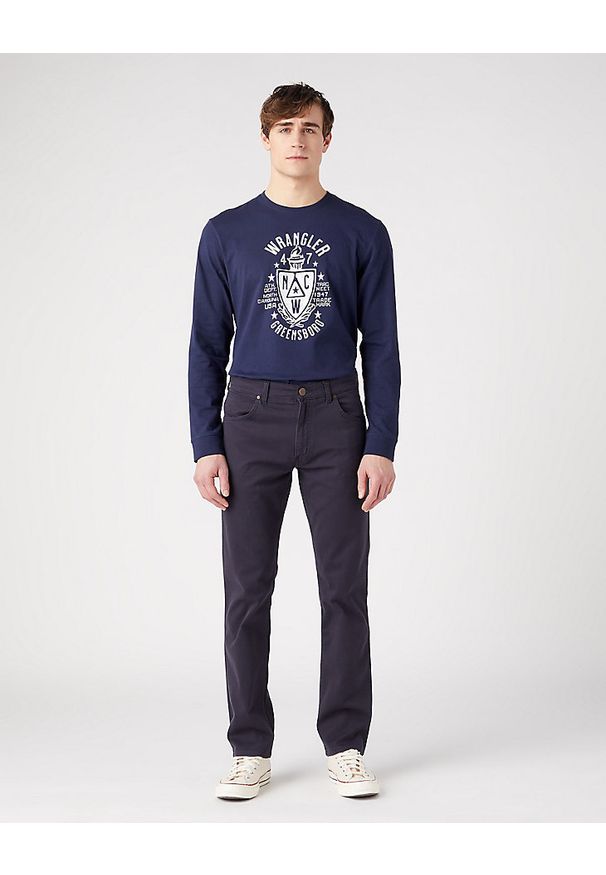 Wrangler - WRANGLER MESKIE SPODNIE MATERIAŁOWE MATERIAŁ GREENSBORO DARK NAVY W15QLNXAE. Materiał: materiał