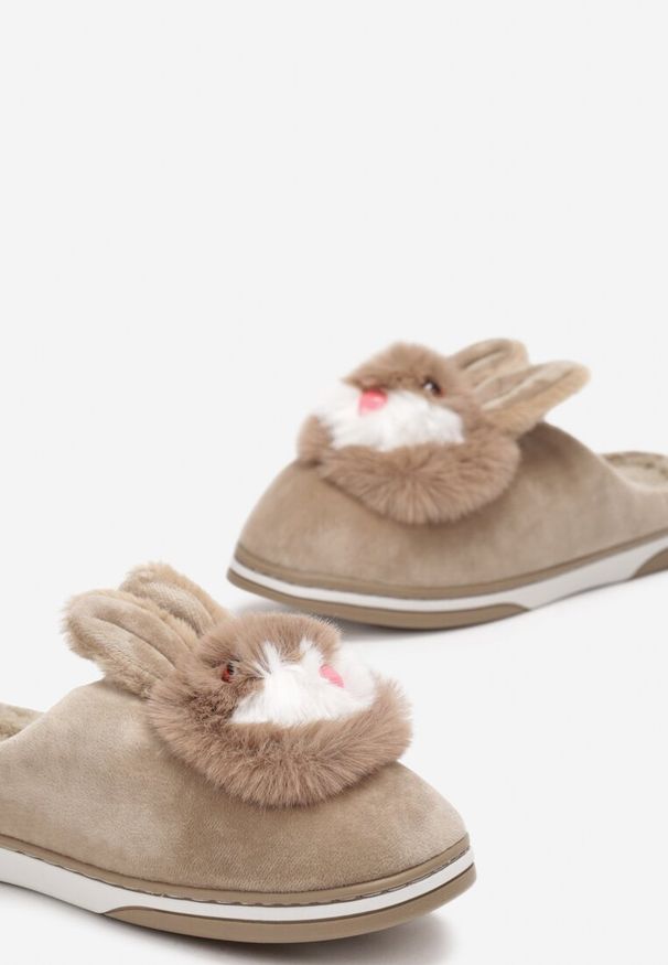 Born2be - Ciemnobeżowe Kapcie Orike. Zapięcie: bez zapięcia. Kolor: beżowy. Materiał: welur, futro, materiał. Wzór: aplikacja