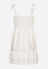 Born2be - Biała Rustykalna Sukienka o Taliowanym Kroju z Wiązaniem i Falbanami Finkio. Okazja: na co dzień. Kolor: biały. Długość rękawa: na ramiączkach. Wzór: aplikacja. Styl: casual, elegancki #6