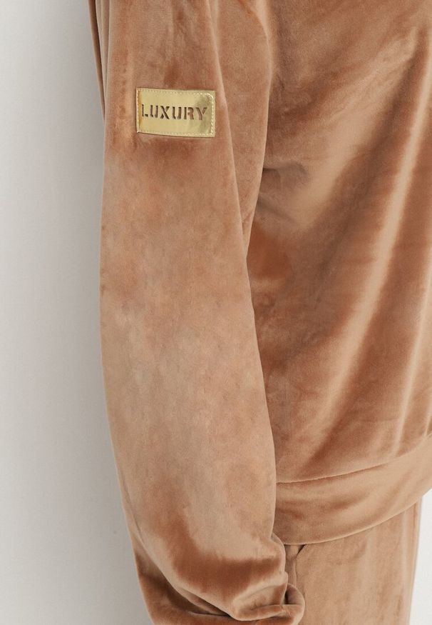 Born2be - Brązowy Welurowy Komplet Dresowy Bluza i Spodnie Typu Jogger Lisilwena. Kolor: brązowy. Materiał: dresówka, welur. Sport: turystyka piesza