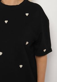 Born2be - Czarny Bawełniany T-shirt Zdobiony Haftem w Kształcie Serc Naloree. Okazja: na co dzień. Kolekcja: plus size. Kolor: czarny. Materiał: bawełna. Wzór: aplikacja, haft. Styl: klasyczny, elegancki, casual