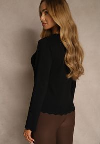 Renee - Czarny Sweter z Wiskozą i Ozdobną Falbanką Mevidella. Okazja: na co dzień. Kolor: czarny. Materiał: wiskoza. Styl: casual, klasyczny #3