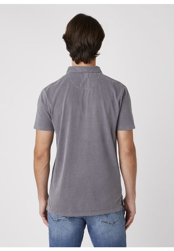 Wrangler - MĘSKI T-SHIRT POLO WRANGLER SS GD POLO TORNADO GREY W7ANDB70C 112131352. Typ kołnierza: polo