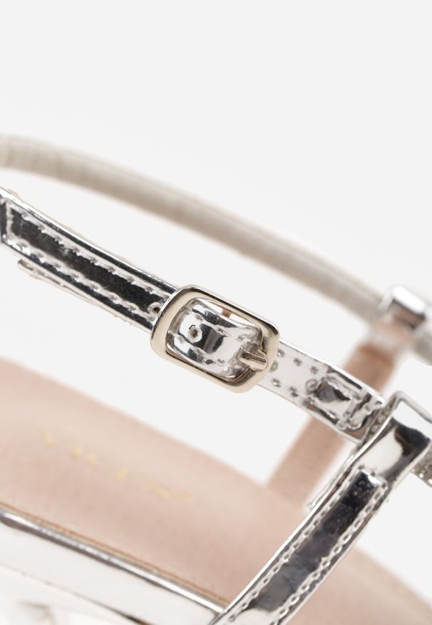 Born2be - Srebrne Sandały VICES na Szpilce z Paskami z Cyrkoniami Zellyss. Okazja: na wesele, na ślub cywilny. Zapięcie: pasek. Kolor: srebrny. Materiał: satyna. Wzór: paski, aplikacja. Obcas: na szpilce. Styl: elegancki