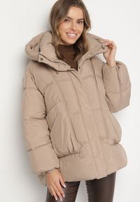 Born2be - Beżowa Pikowana Kurtka o Kroju Oversize z Kapturem Galandia. Okazja: na spacer, na co dzień. Typ kołnierza: kaptur. Kolor: beżowy. Materiał: jeans, poliester. Styl: casual, elegancki #3
