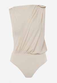Born2be - Beżowe Marszczone Body z Dekoltem Łódka i Ozdobną Aplikacją na Ramieniu Carlenka. Okazja: na co dzień, na spotkanie biznesowe. Typ kołnierza: dekolt w łódkę. Kolor: beżowy. Materiał: materiał. Wzór: aplikacja. Styl: casual, biznesowy, wizytowy #2