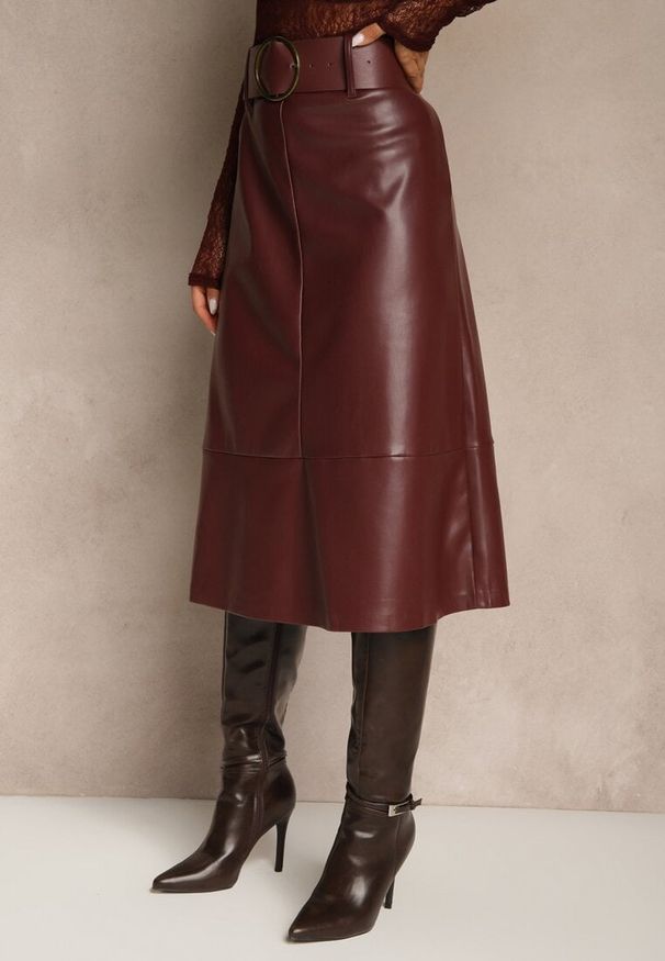 Renee - Bordowa Spódnica o Trapezowym Kroju z Imitacji Skóry z Szerokim Paskiem Saliavesa. Okazja: na co dzień, na spotkanie biznesowe. Kolor: czerwony. Materiał: skóra. Styl: biznesowy, klasyczny, casual, elegancki