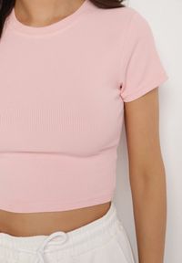 Born2be - Jasnoróżowy T-shirt z Prążkowanego Materiału o Krótkim Kroju Telunna. Okazja: na co dzień, na spotkanie biznesowe. Kolor: różowy. Materiał: materiał, prążkowany. Długość: krótkie. Styl: biznesowy, klasyczny, elegancki, casual