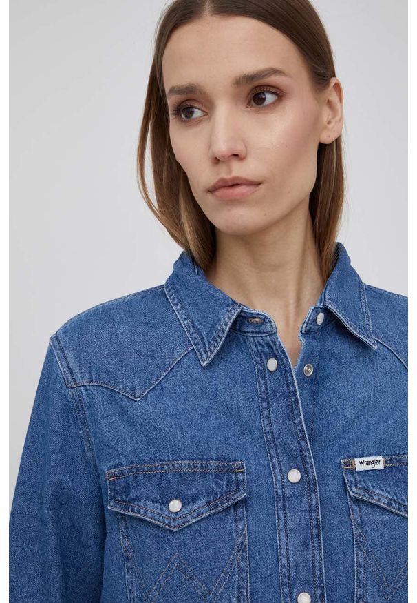 Wrangler koszula jeansowa damska kolor granatowy regular z kołnierzykiem klasycznym. Okazja: na co dzień. Typ kołnierza: kołnierzyk klasyczny. Kolor: niebieski. Materiał: jeans. Długość rękawa: długi rękaw. Długość: długie. Styl: klasyczny