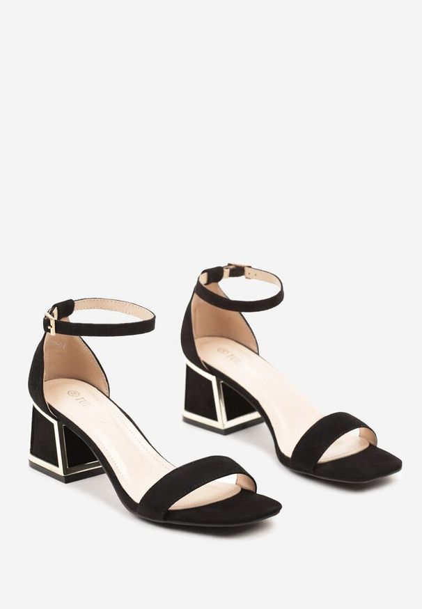 Born2be - Czarne Sandały na Słupku z Metaliczną Wstawką i Zapięciem Przy Kostce Emmia. Okazja: na spotkanie biznesowe, na co dzień, na randkę, do pracy. Zapięcie: sprzączka. Kolor: czarny. Materiał: jedwab. Sezon: lato. Obcas: na słupku. Styl: biznesowy, casual, elegancki, klasyczny