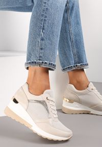 Renee - Beżowe Sneakersy Alemene. Wysokość cholewki: przed kostkę. Nosek buta: okrągły. Kolor: beżowy. Materiał: jeans, materiał, lakier. Szerokość cholewki: normalna. Obcas: na koturnie #5