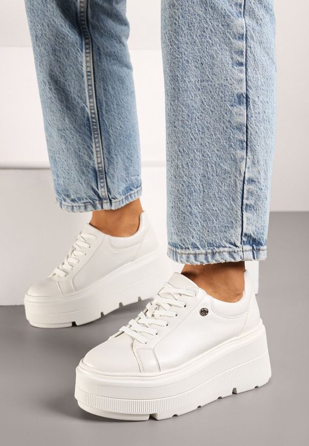 Born2be - Białe Sneakersy Vices na Platformie Miriri. Okazja: na co dzień. Zapięcie: sznurówki. Kolor: biały. Materiał: materiał, jeans, dzianina. Obcas: na platformie