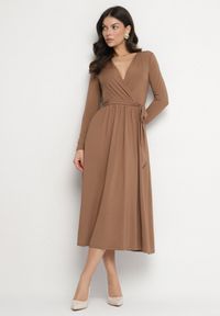 Born2be - Brązowa Sukienka Kopertowa z Wiskozą Wiązana w Talii Drestalia. Okazja: na co dzień. Typ kołnierza: dekolt w kształcie V. Kolor: brązowy. Materiał: wiskoza. Długość rękawa: długi rękaw. Typ sukienki: kopertowe. Styl: casual, klasyczny #1