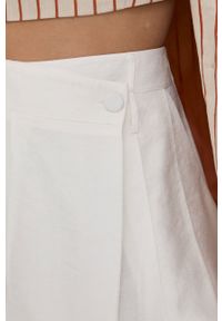 Silvian Heach szorty damskie kolor biały gładkie high waist. Okazja: na co dzień. Stan: podwyższony. Kolor: biały. Materiał: tkanina. Wzór: gładki. Styl: casual #3