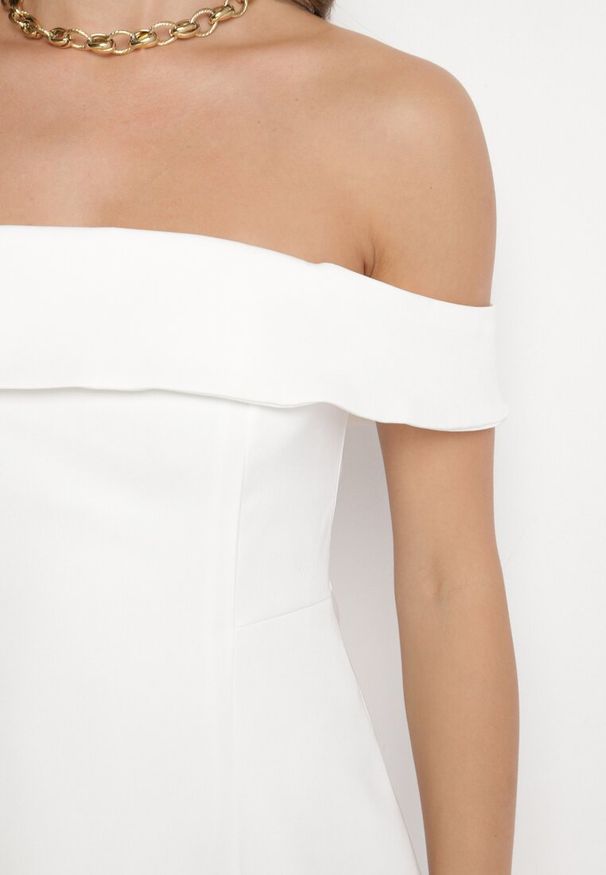 Born2be - Biała Taliowana Sukienka z Dekoltem Bandeau z Zakładką Zelzemis. Kolor: biały. Styl: klasyczny, elegancki