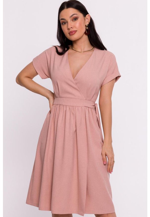 BeWear - Rozkloszowana sukienka kopertowa z dekoltem V różowa. Kolor: różowy. Sezon: wiosna, lato. Typ sukienki: kopertowe