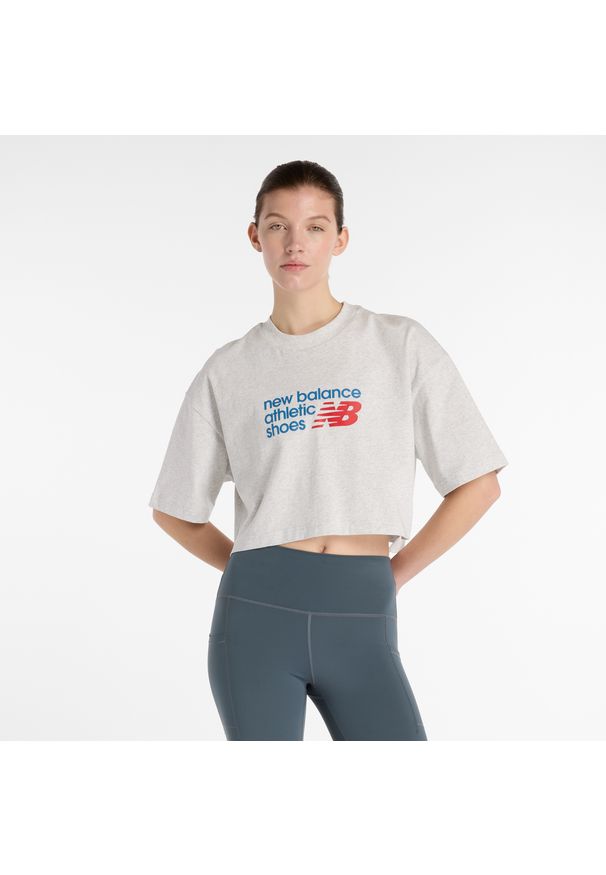 Koszulka damska New Balance WT51908AHH – szara. Kolor: szary. Materiał: bawełna, materiał. Długość: krótkie. Wzór: napisy