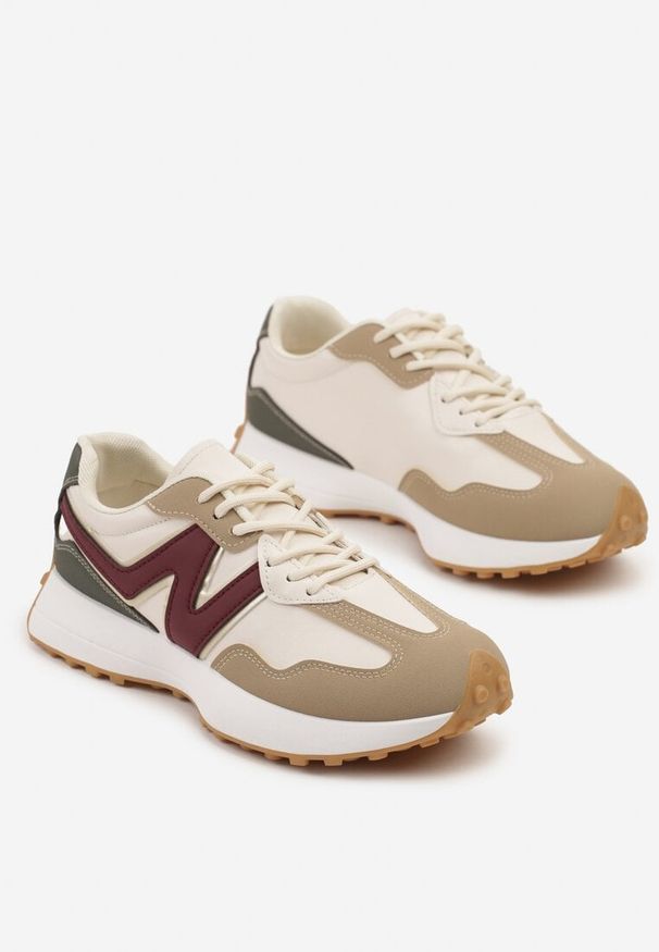 Renee - Beżowo-Bordowe Sneakersy z Przeszyciami i Ozdobnym Bieżnikiem Weonessa. Okazja: na co dzień. Kolor: beżowy. Materiał: jeans. Szerokość cholewki: normalna