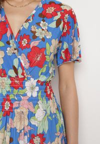 Born2be - Niebieska Sukienka w Kwiaty z Kopertowym Dekoltem i Gumkami w Pasie Lomanda. Okazja: na spacer, na co dzień. Typ kołnierza: dekolt kopertowy. Kolor: niebieski. Wzór: kwiaty. Sezon: lato. Typ sukienki: kopertowe. Styl: elegancki, casual, klasyczny. Długość: midi #6