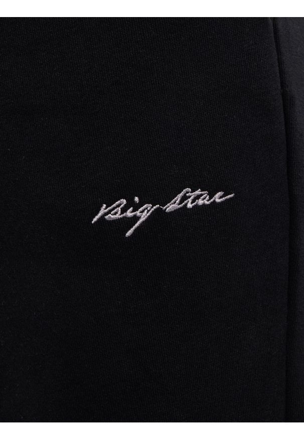 Big-Star - Spodnie damskie dresowe czarne Foxie 906/ Megan 906. Okazja: na co dzień. Kolor: czarny. Materiał: dresówka. Wzór: aplikacja, napisy, haft. Typ sukienki: proste, sportowe. Styl: casual, sportowy, klasyczny