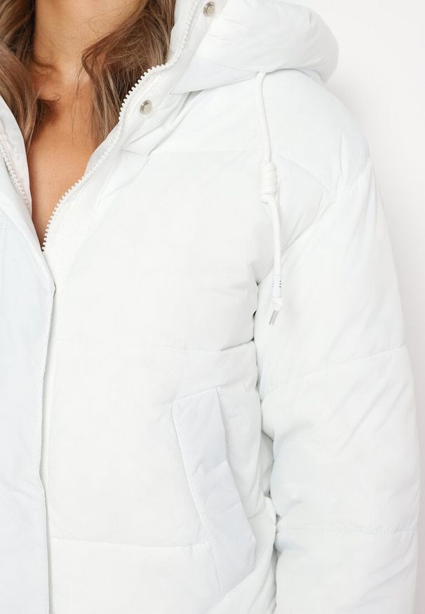 Born2be - Biała Pikowana Kurtka Puffer z Kapturem Miviera. Okazja: na spacer, na co dzień. Typ kołnierza: kaptur. Kolor: biały. Materiał: dzianina, jeans. Sezon: zima. Styl: casual
