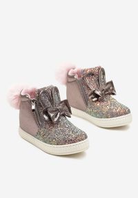 Born2be - Srebrne Botki na Ukrytym Koturnie z Brokatem Kokardą i Futrzanym Pomponem Mazidra. Okazja: na imprezę, na co dzień. Kolor: srebrny. Materiał: futro. Styl: casual