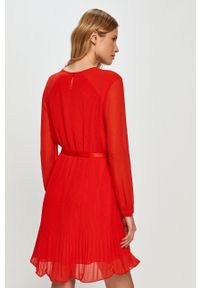 Calvin Klein - Sukienka. Okazja: na co dzień. Kolor: czerwony. Materiał: tkanina, poliester, materiał. Długość rękawa: długi rękaw. Typ sukienki: rozkloszowane, proste. Styl: casual. Długość: mini #4