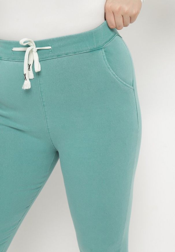 Born2be - Jasnozielone Spodnie Skinny ze Sznurkiem w Pasie i Kieszeniami Irfana. Okazja: na co dzień. Kolor: zielony. Styl: elegancki, casual