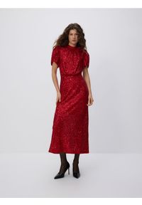 Reserved - Cekinowa sukienka z bufiastymi rękawami - czerwony. Kolor: czerwony. Materiał: dzianina #1