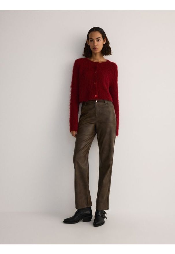 Reserved - Krótki kardigan z włosem - intenstywna czerwień. Kolor: czerwony. Materiał: dzianina, wełna. Długość: krótkie