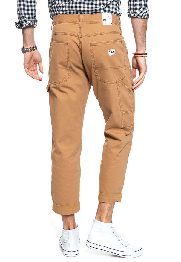 Lee - MĘSKIE SPODNIE MATERIAŁOWE LEE CARPENTER TAN L75KLU85 112120967. Materiał: materiał