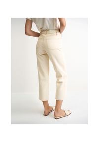 Ochnik - Kremowe spodnie damskie z wysokim stanem. Stan: podwyższony. Kolor: biały. Materiał: bawełna. Wzór: aplikacja #3