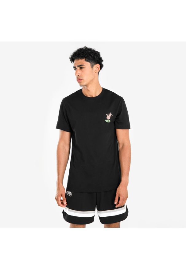 TARMAK - Koszulka do gry w koszykówkę unisex Tarmak NBA TS 900 Miami Heat. Kolor: wielokolorowy, różowy, czarny. Materiał: materiał, poliester, bawełna. Sport: koszykówka