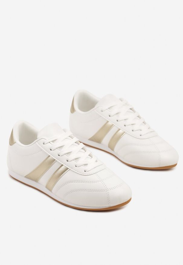 Renee - Biało-Złote Sneakersy Typu Tenisówki z Paseczkami Liantina. Okazja: na co dzień. Zapięcie: pasek. Kolor: biały. Materiał: jeans. Szerokość cholewki: normalna. Wzór: paski