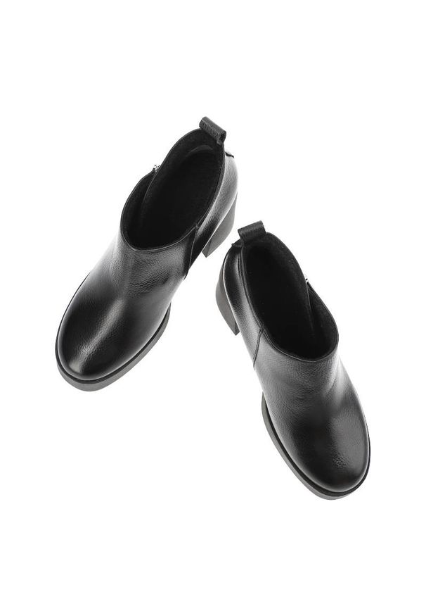 Czarne Botki Armodo Modne Buty Na Obcasie. Kolor: czarny. Materiał: skóra. Wzór: grochy. Obcas: na obcasie. Styl: wizytowy, elegancki. Wysokość obcasa: średni