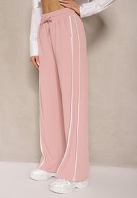 Renee - Różowe Szerokie Spodnie Dresowe High Waist Zdobione Lampasami Sopaline. Okazja: na spacer. Stan: podwyższony. Kolor: różowy. Materiał: dresówka. Wzór: aplikacja. Styl: sportowy, elegancki